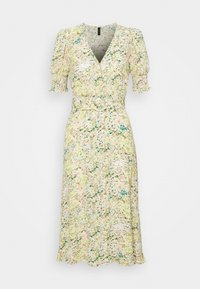 Kwiatowa sukienka o kroju kopertowym w jasnym żółtym kolorze z zielonymi i różowymi wzorami. Krótkie bufiaste rękawy, dekolt w kształcie litery V oraz przewiązywane w talii. Rozkloszowany dół.