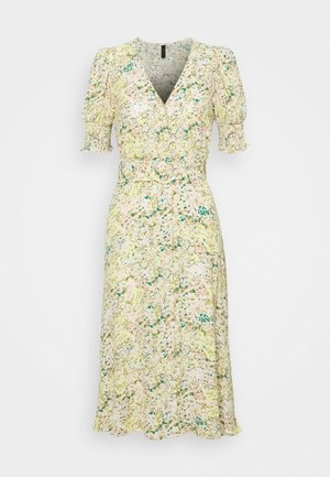 Kwiatowa sukienka o kroju kopertowym w jasnym żółtym kolorze z zielonymi i różowymi wzorami. Krótkie bufiaste rękawy, dekolt w kształcie litery V oraz przewiązywane w talii. Rozkloszowany dół.