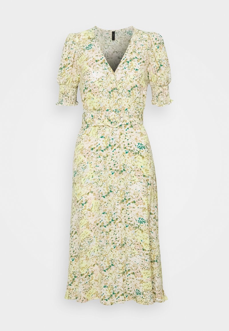 Kwiatowa sukienka o kroju kopertowym w jasnym żółtym kolorze z zielonymi i różowymi wzorami. Krótkie bufiaste rękawy, dekolt w kształcie litery V oraz przewiązywane w talii. Rozkloszowany dół.
