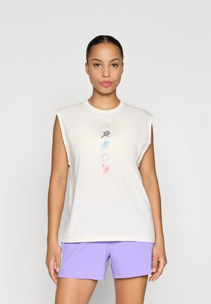 Αμάνικο κρεμ μπλουζάκι από βαμβάκι με πολύχρωμα γραφικά σχέδια μιας σαύρας, ενός ρακετάκια τένις, μιας μπάλας και μιας κότας σε διάφορες απόχρωσεις.