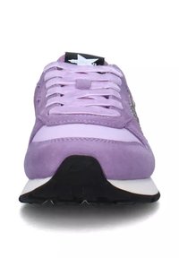 Le sneakers viola in suede presentano un design elegante, chiusura con lacci, dettagli testurizzati e una suola in gomma nera a contrasto.
