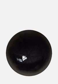Beanie nera di maglia con un esterno testurizzato. L'interno mostra un'etichetta con la scritta "New Era". Forma rotonda, tessuto morbido e nessun motivo visibile.