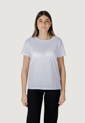 Camiseta de algodón blanca de manga corta, con un sutil logo "AX" en el centro. Textura suave y un diseño clásico de cuello redondo.