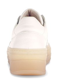 Witte leren sneaker met een gladde textuur, afgeronde silhouet, lichtgrijze accenten en een doorzichtige gumzool. Minimalistisch ontwerp.