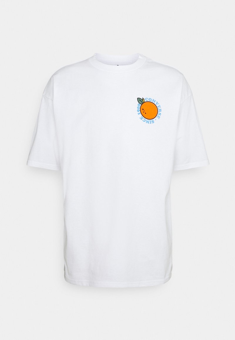 Weißes Baumwoll-T-Shirt mit rundem Ausschnitt und kurzen Ärmeln, mit einem farbenfrohen orangenen Grafikdesign und dem Schriftzug "Converse" auf der linken Brustseite.