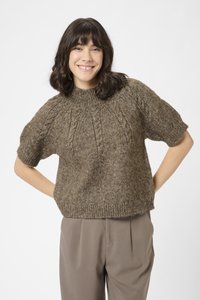 Stickad tröja i brun melange, med hög krage, korta ärmar och texturerat mönster längs axlarna. Avslappnad passform och ribbad nederkant.