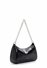 Sac à main en cuir verni noir avec bandoulière chaîne argentée et petit logo "Tamaris" sur le devant, présenté sur fond blanc.