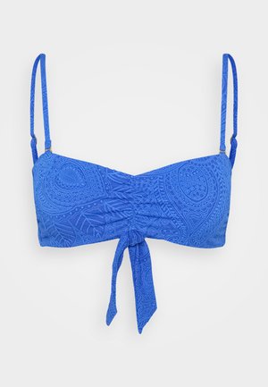 Niebieski stanik bikini z teksturowanym wzorem paisley, z regulowanymi ramiączkami oraz detalem w postaci związania z przodu. Wykonany z lekkiej, elastycznej tkaniny.