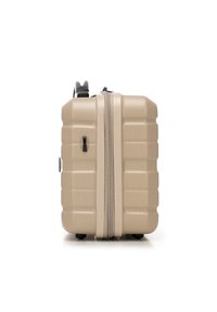 Valigia rigida beige con superficie testurizzata, dotata di cerniera centrale, accessori neri e due ruote nere alla base.
