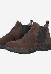 Bottines en suède marron avec des panneaux élastiques noirs sur les côtés et des semelles en caoutchouc noir texturé. Équipées d'une languette à l'arrière pour un enfilage facile.