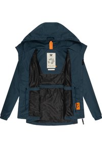 Marineblauwe jas gemaakt van waterdicht materiaal, met een capuchon, een zwart patroon voering en een oranje accenten label, met interne zakken.
