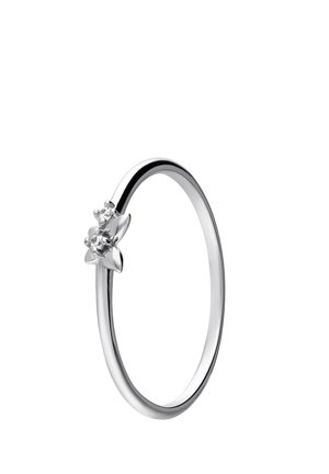 Silberring mit einem glatten Band, das ein dekoratives Blumendesign aufweist, sowie zwei kleinen Edelsteinen, die das Zentrum der Blume akzentuieren.