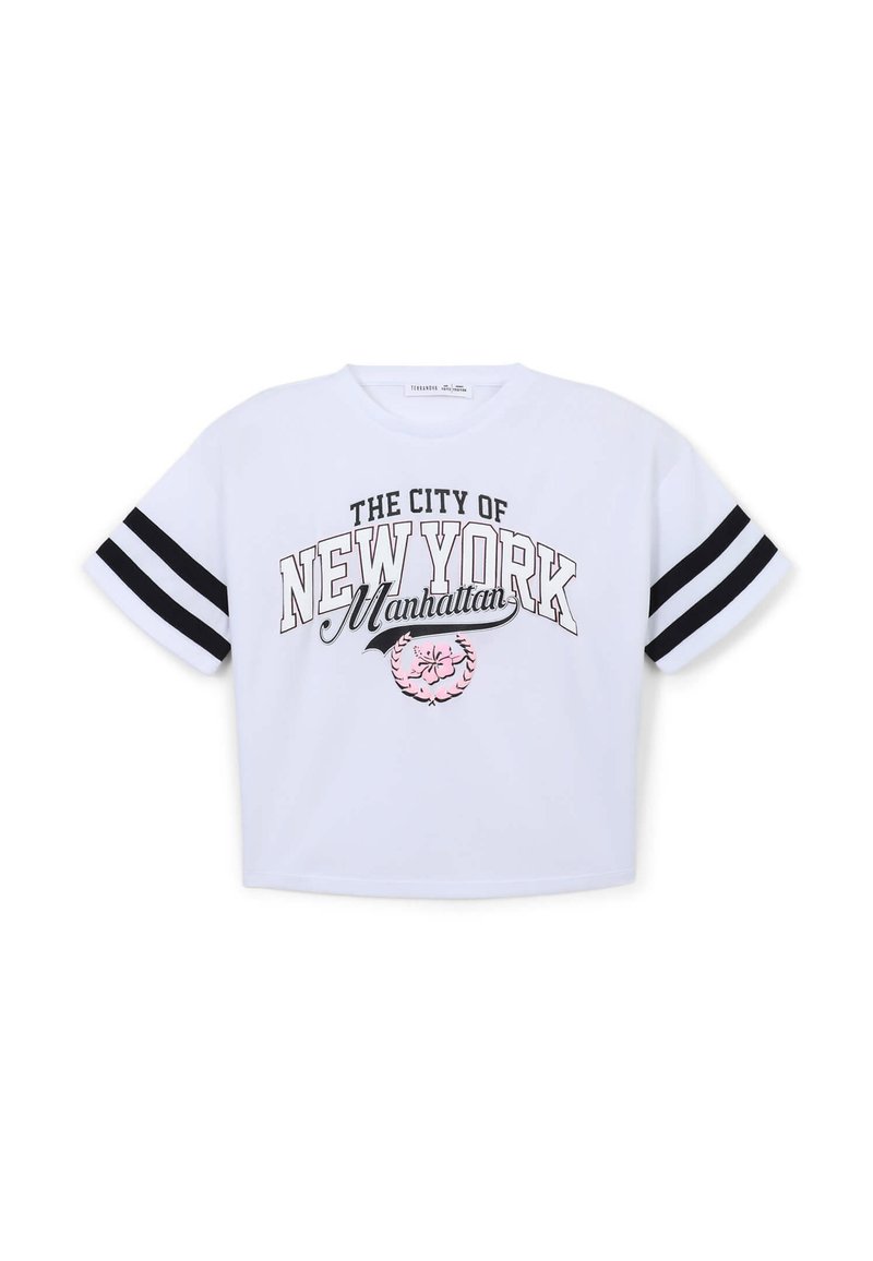 Maglietta corta bianca con lettering nero e rosa "THE CITY OF NEW YORK Manhattan" e strisce nere sulle maniche corte. Tessuto morbido.