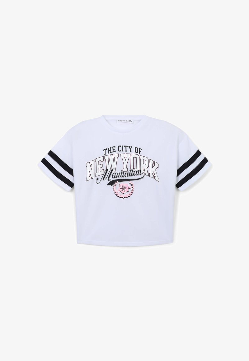 Maglietta corta bianca con lettering nero e rosa "THE CITY OF NEW YORK Manhattan" e strisce nere sulle maniche corte. Tessuto morbido.
