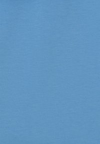 Tejido de algodón azul claro con una textura suave, que presenta un color uniforme y un patrón mínimo, adecuado para diversas aplicaciones textiles.