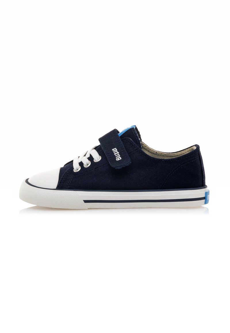 Navy Canvas Sneaker mit weißer Gummikappe und Sohle. Merkmale sind das Schnürdesign, der Klettverschluss und blaue Akzente an Zunge und Ferse.