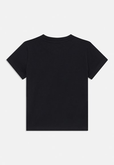 Camiseta negra de manga corta hecha de algodón suave. Presenta un escote redondo y un diseño liso sin logotipos ni patrones visibles.