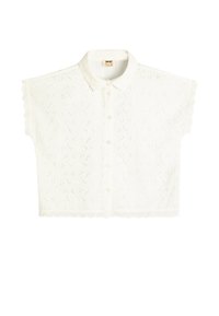 Hvid kortærmet skjorte med krave, prydet med teksturerede blomsterprint og en bølget kant, lukket med knapper foran.