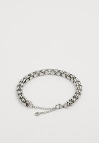 Bracelet en argent avec des maillons arrondis, une finition texturée et un fermoir avec une chaîne réglable pour ajuster la taille.