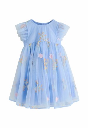 Lichtblauw peuterjurkje met doorschijnende gerimpelde mouwen en geborduurde pastel bloemenpatronen op rok en lijfje.