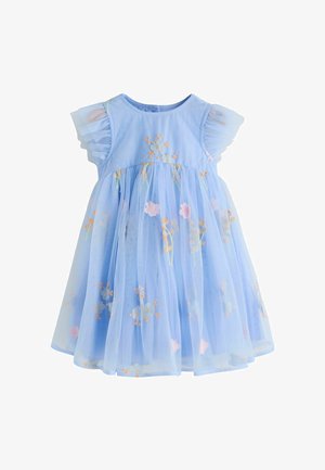 Svijetloplava dječja haljina s prozirnim naboranim rukavima i izvezenim pastelnim cvjetnim uzorcima na suknji i gornjem dijelu.