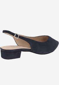 Marineblauwe suède slingback-schoen met een spitse neus, lage blokhak en verstelbare gesp. Vervolgde binnenvoering en minimale buitenstiksels.