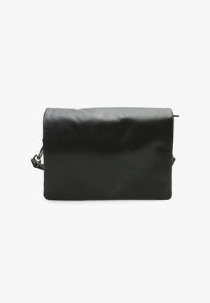 Fekete bőr válltáska sima textúrával, téglalap alakú, hajtogatott fedéllel, és fém pánttal az egyik oldalon.