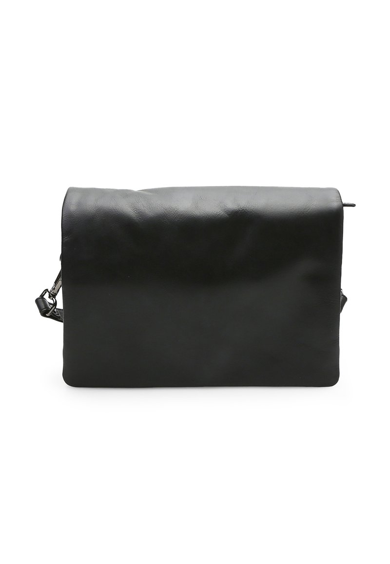 Czarna skórzana torba na ramię o gładkiej fakturze, prostokątnym kształcie, z klapą składana na górze oraz metalowym mocowaniem paska z boku.