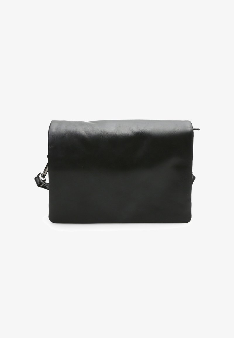 Czarna skórzana torba na ramię o gładkiej fakturze, prostokątnym kształcie, z klapą składana na górze oraz metalowym mocowaniem paska z boku.