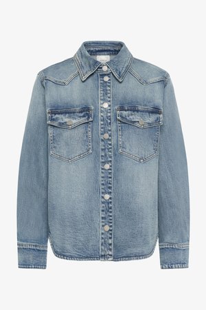 Világoskék farmerdzseki hosszú ujjal, gombos elejjel, hegyes gallérral és két mellzsebbel. Ezüst gombokkal és nyers szegéllyel rendelkezik.