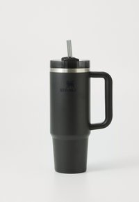 Tazza in acciaio inossidabile, finitura nera opaca, dotata di una cannuccia di plastica rimovibile, manico per la presa e banda argentata attorno alla parte superiore.