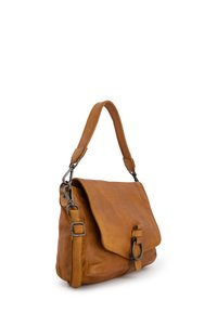 Tanleren schoudertas met een klep, verstelbare schouderband en ronde hardwareaccent. Glad oppervlak met minimale stikdetails.