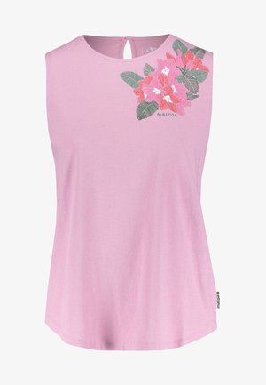 Hihaton vaaleanpunainen paita, jossa on pyöreä pääntie ja ylävasemmalla puolella kukkakuvio, jossa on vaaleanpunaisia ja punaisia kukkia vihreine lehtineen.