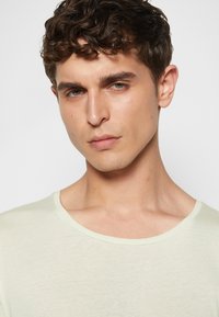 Lee SHAPED TEE - T-shirt básica - canary green