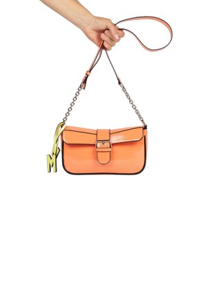 Borsa a tracolla in finta pelle arancione con chiusura a patta, rifiniture nere e una tracolla decorativa a catena. Presenta un vivace etichetta gialla a forma di "M."