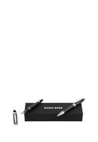 Stylo plume Hugo Boss noir et argent avec capuchon retiré, à côté d'un stylo à bille noir et argent, tous deux posés sur une boîte noire Hugo Boss.