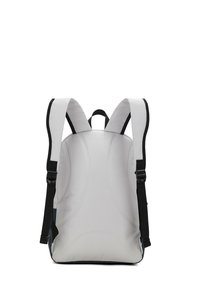 Zaino con tessuto bianco, spallacci neri e schienale imbottito. Presenta un design elegante e una forma strutturata, adatto per l'uso quotidiano.
