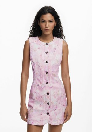 Ärmelloses pinkes Jeanskleid mit Blumenmuster, das einen runden Ausschnitt und acht braune Knöpfe auf der Vorderseite aufweist. Taillierte Silhouette.