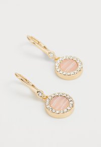 Gullfargede øredobber med et sirkulært design og en rosa stein i midten, omgitt av en ring med klare rhinestones for ekstra detaljer.