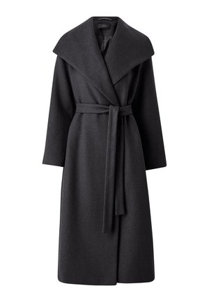 Cappotto avvolgente in lana grigio scuro con ampio colletto, maniche lunghe e cintura coordinata, caratterizzato da una texture morbida e dettagli di design minimal.