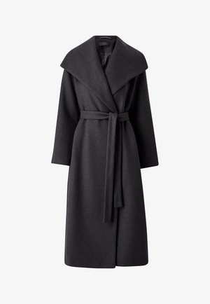 Cappotto avvolgente in lana grigio scuro con ampio colletto, maniche lunghe e cintura coordinata, caratterizzato da una texture morbida e dettagli di design minimal.