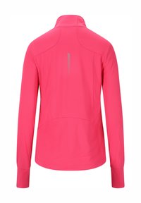 Langärmlige Sportjacke in leuchtendem Pink, mit strukturiertem Material, hohem Kragen und reflektierenden Details im oberen Rückenbereich.