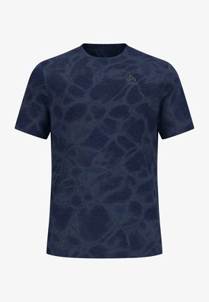 Dunkelblaues T-Shirt mit kurzen Ärmeln, abstraktem schwarzem Marmormuster und kleinem grauem Logo auf der linken Brust.