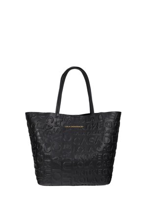 Bolso tote negro con texto repetido en relieve "LOLA CASADEMUNT" y asas dobles lisas para el hombro.