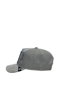 Gorra gris con visera plana, fabricada con materiales de ante y malla. Presenta un frontal texturizado y una etiqueta con logo en el lateral.