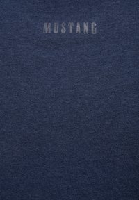 Marineblaue Baumwoll-T-Shirt mit angenehmer Textur und einem dezenten, in einer helleren Farbnuance bedruckten "MUSTANG"-Logo auf der Brust.