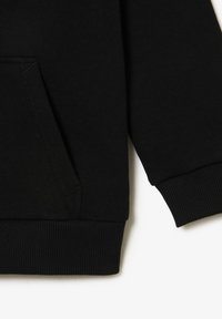 Felpa nera con tasca a marsupio, polsini e fondo a coste. Tessuto morbido con una texture liscia, che mostra un design semplice.