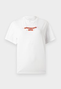 Λευκό T-shirt με κοντά μανίκια, με τη φράση "Carhartt WIP" γραμμένη σε πορτοκαλί και κόκκινα γράμματα πάνω στο στήθος.