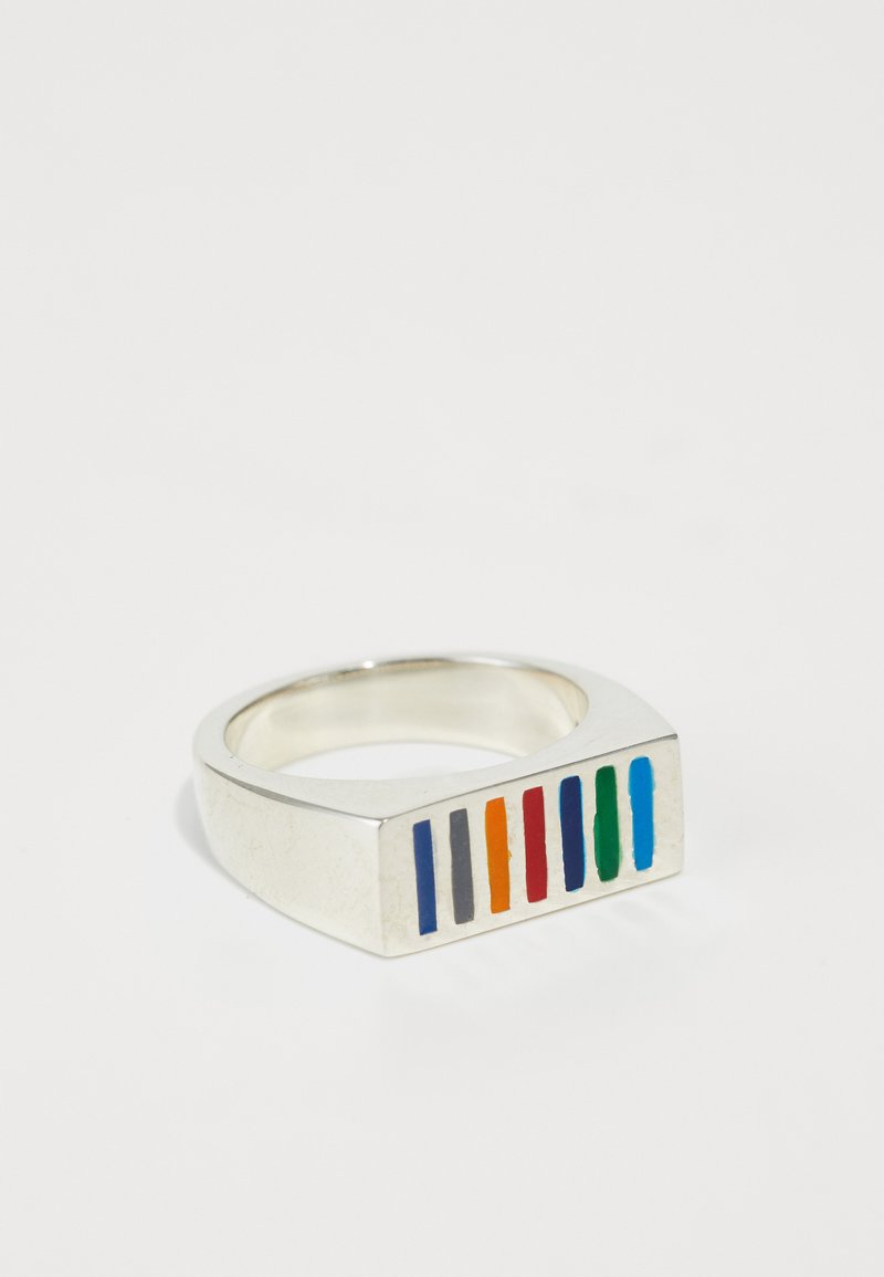 Bague en argent avec une face rectangulaire arborant des rayures verticales en bleu, gris, orange, rouge, vert et bleu clair. Texture lisse avec une finition polie.