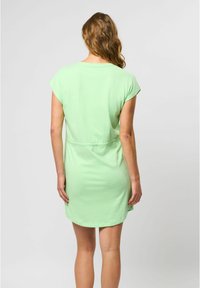 Menta zöld T-shirt ruha, rövid ujjal, megkötős derékkal és lekerekített aljjal. Puha anyag, sima textúrával. Egyszerű és minimál dizájn.